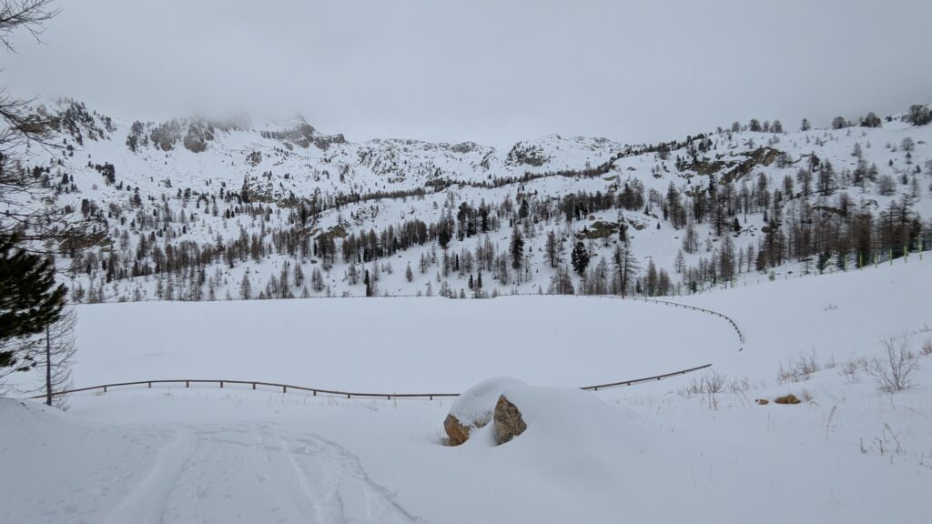 PXL_20250125_101136592.MP_-1024x576 Isola 2000 : Un week-end renversé