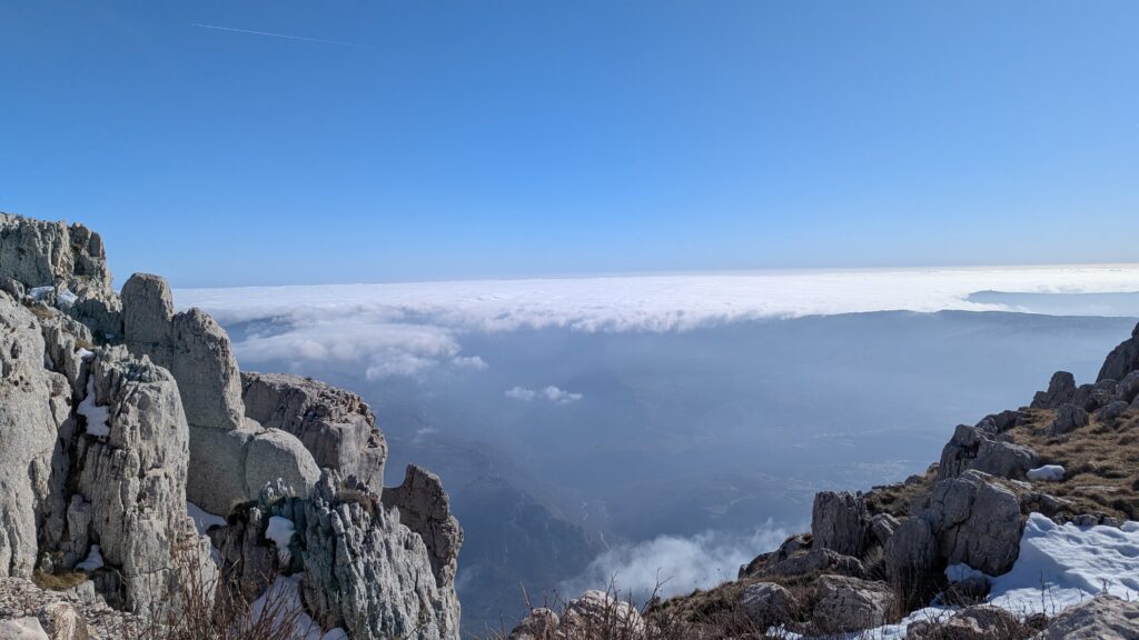 PXL_20250220_135243861-1024x576 Gréolières : Au dessus des nuages