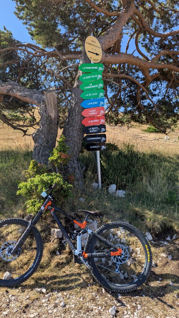 PXL_20250705_082213244-576x1024 [Test] VTT DH - La Charbonnière : la nouvelle piste pour ultra débutants à La Moulière