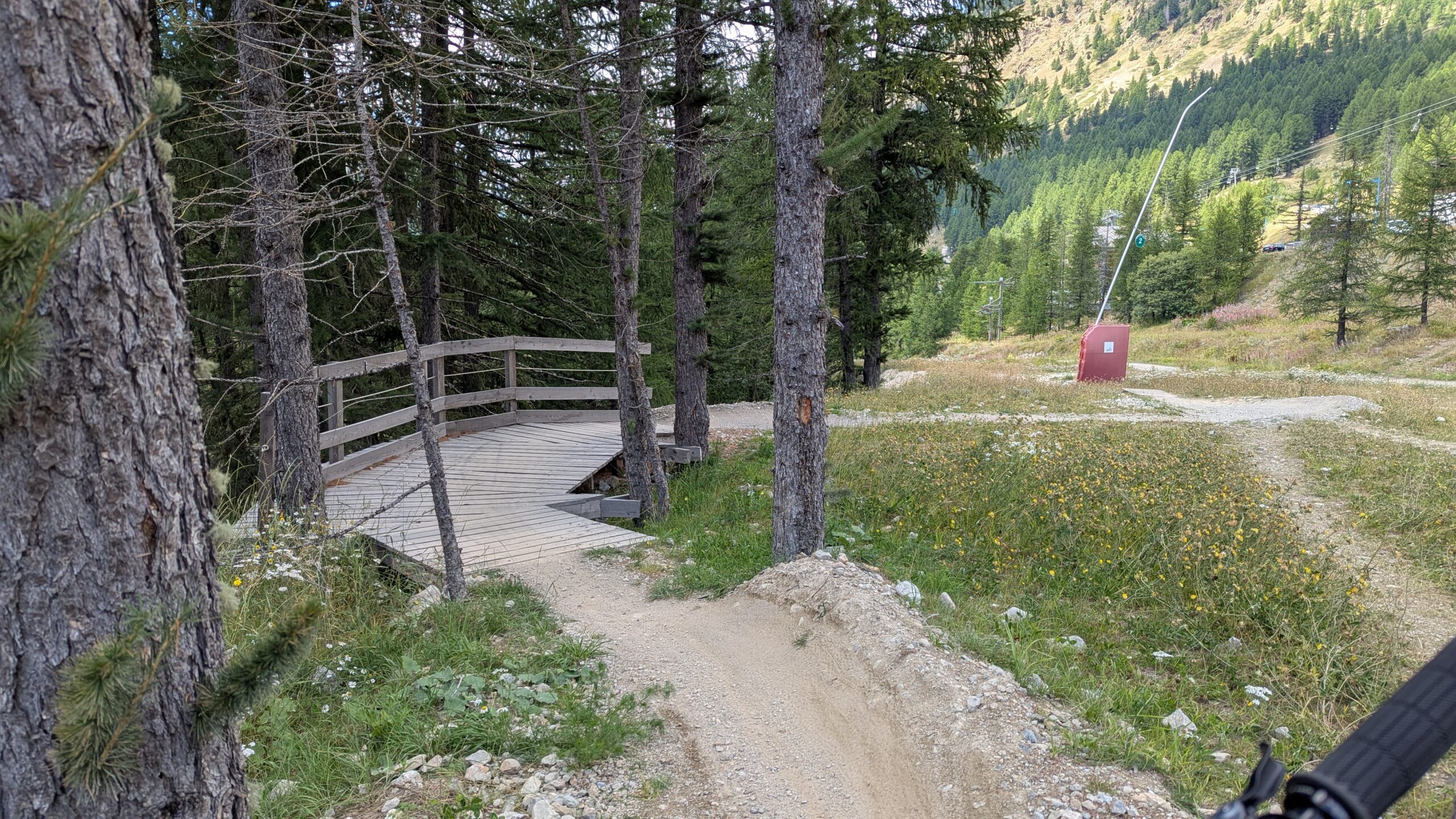 paserelle en bois de la piste Green Snake sur le bike park d'Isola 2000