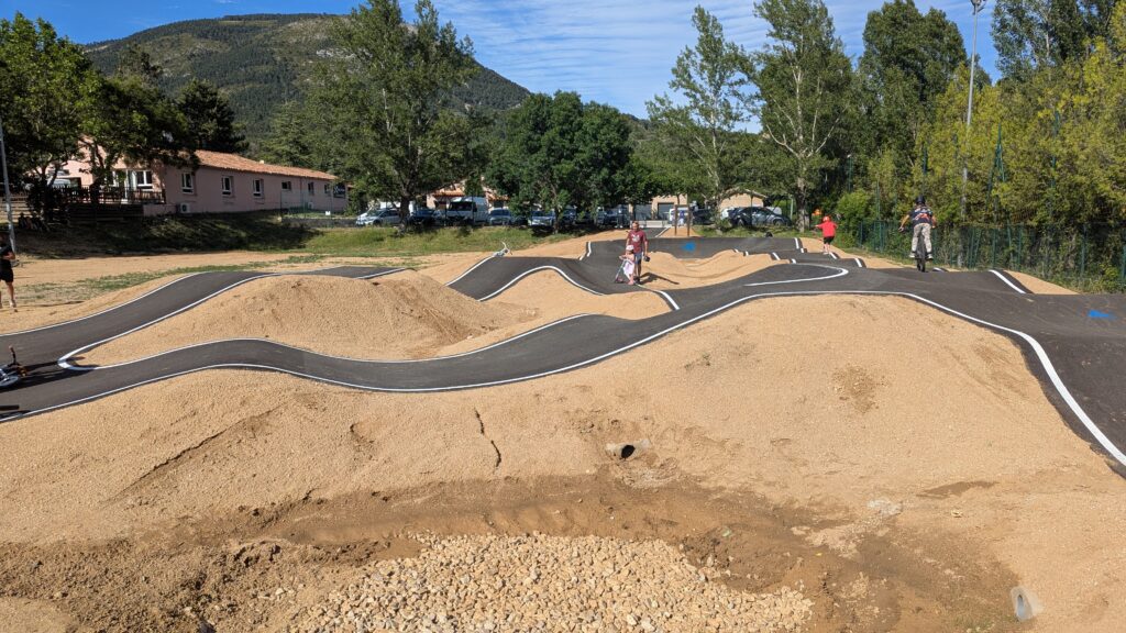 PXL_20260606_153623201-1024x576 La Roque Esclapon inaugure son PumpTrack !