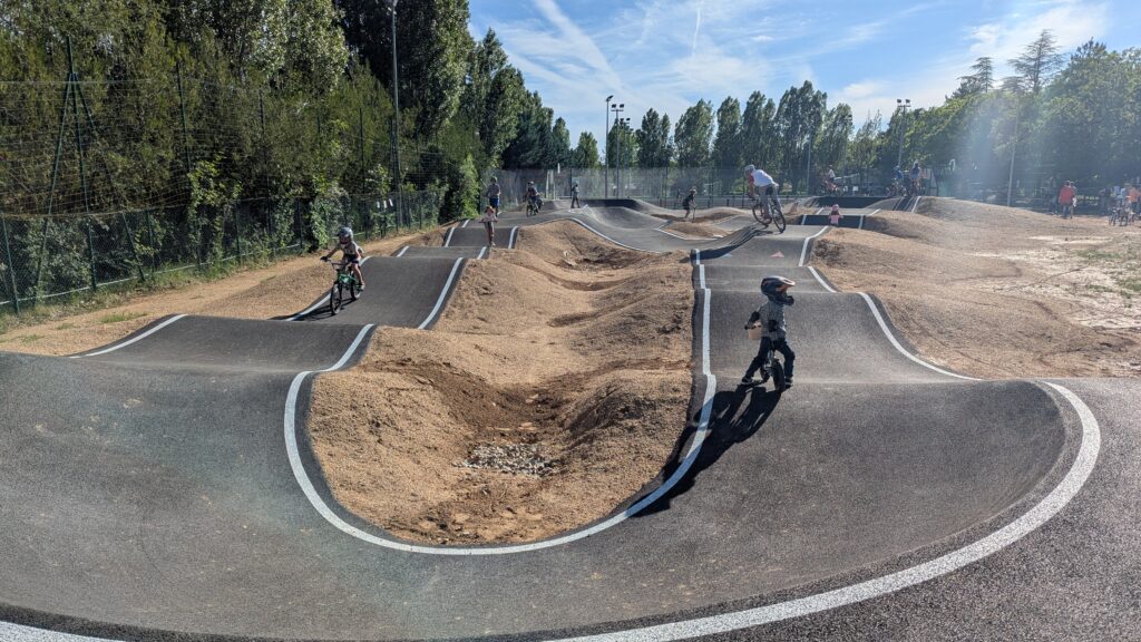 PXL_20260606_155649476.MP_-1024x576 La Roque Esclapon inaugure son PumpTrack !