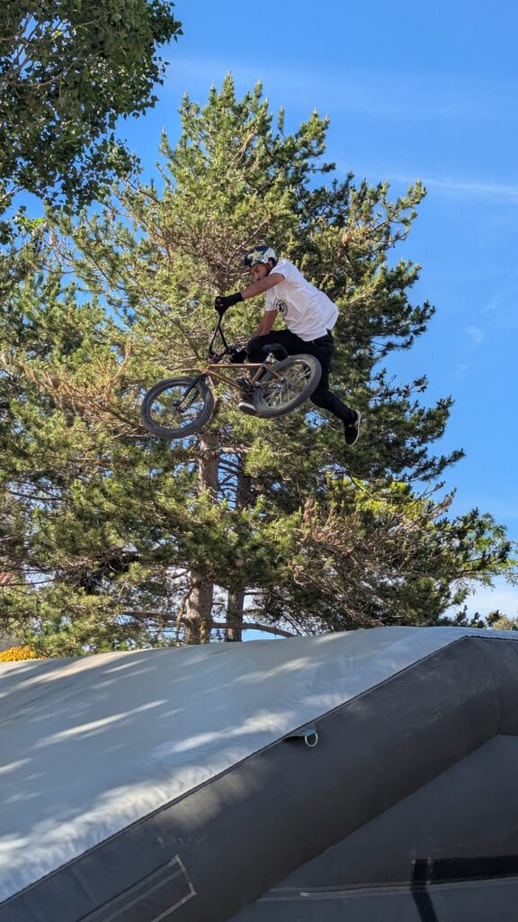 WhatsApp-Image-2026-06-06-at-23.09.00-576x1024 La Roque Esclapon inaugure son PumpTrack !